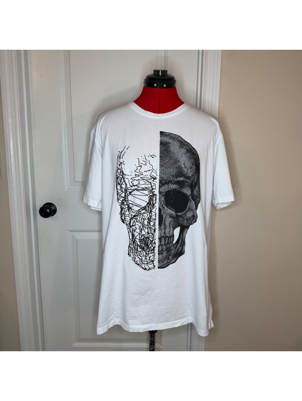 Maceoo Skull White Short Sleeve Tee Black Rhinestone Skull Men’s 5 / XL